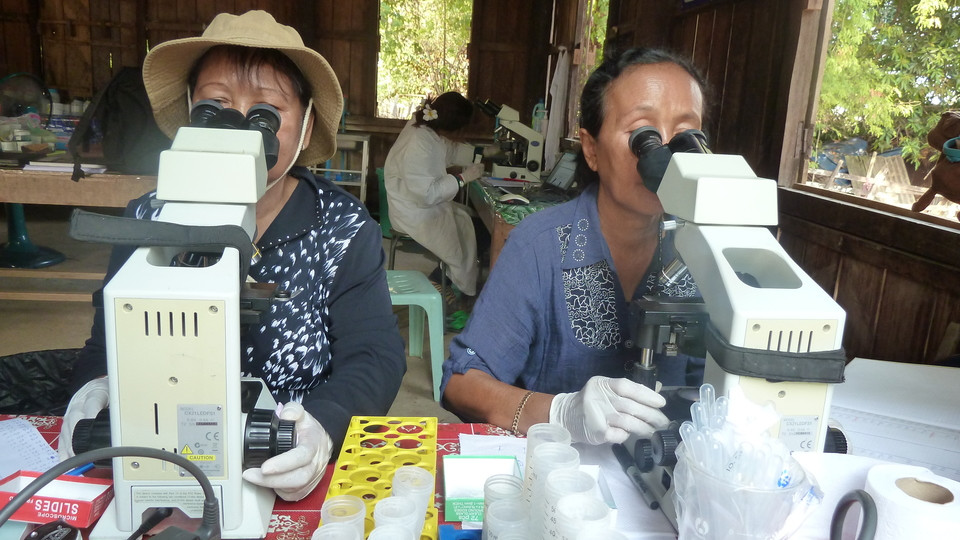 Women Diagnosing Threadworms, Cambodia (Photo: Swiss TPH)